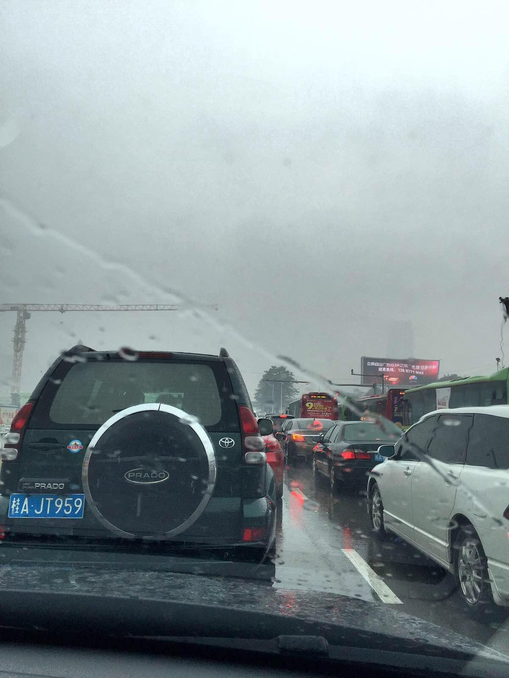 南宁今天早上下大雨,市内到处都在修路,堵车也严重,导航也迷路了,在