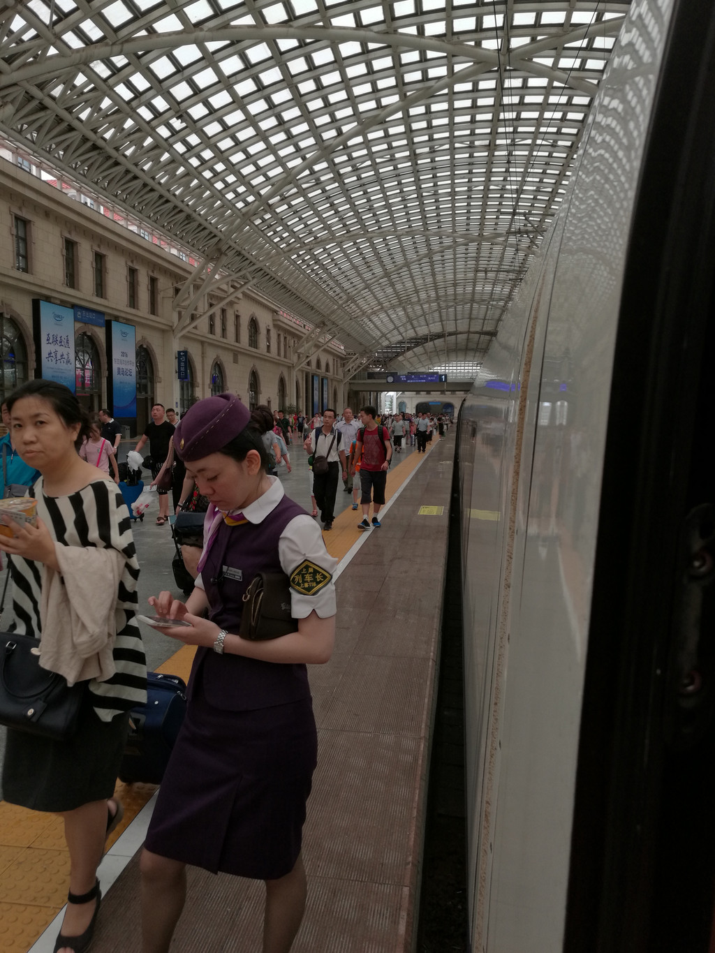 站,内部气势恢宏,庄严肃穆,几何图形对称规整,相比之下青岛的就显小气