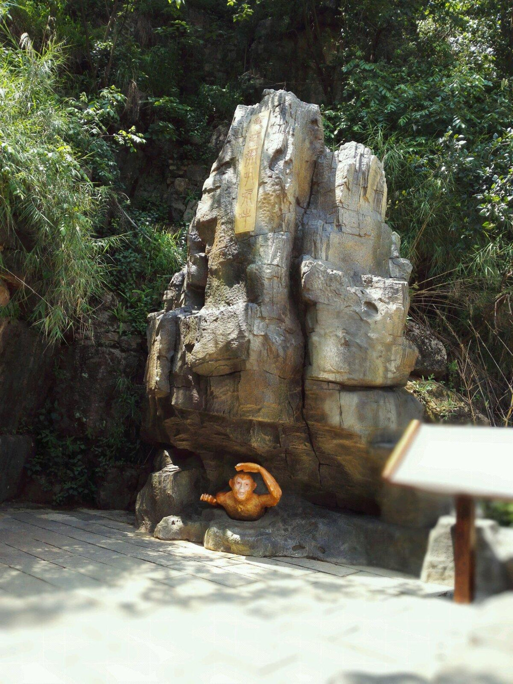 各种西游记主题的雕塑,惟妙惟肖,猴王被压五指山