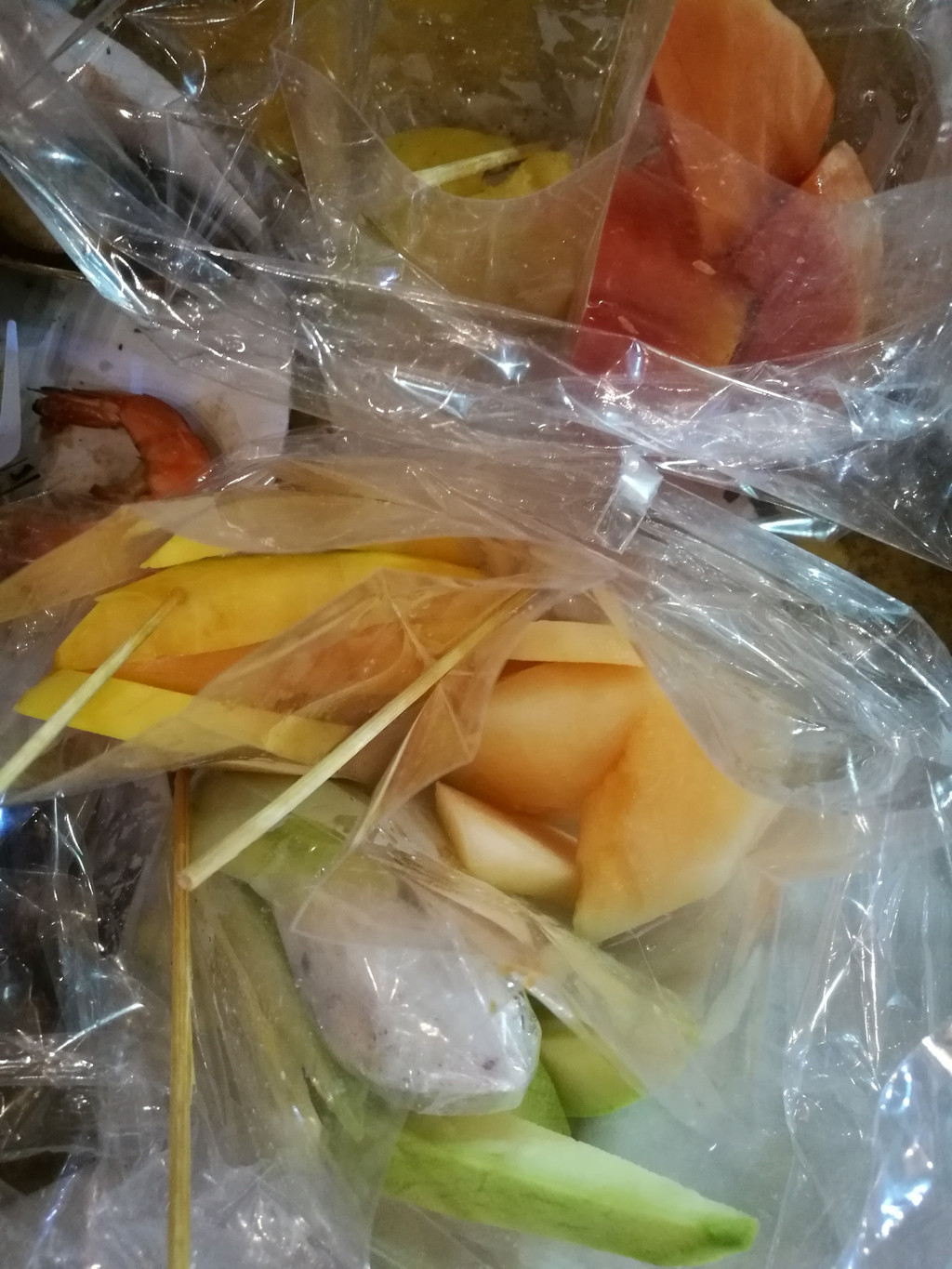 一袋水果20b,买了5袋:芒果,哈密瓜,木瓜,菠萝,青芒果,青芒果太涩太硬