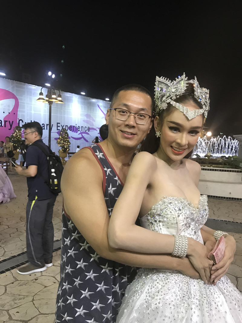 舞台效果,以及表演内容上绝对是泰国最好的人妖秀,看完之后,可以和