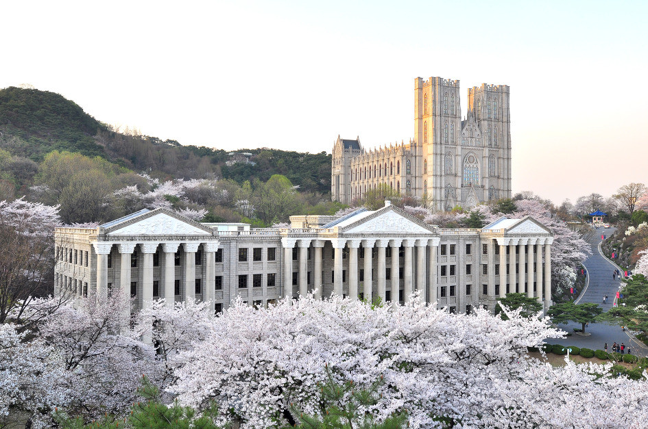 熙大学创立于1949年,大学有首尔校区,水原校区,南扬州校区组成,在韩国