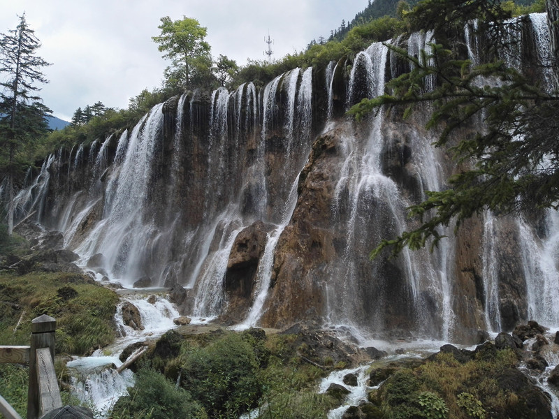 诺日朗瀑布,实际宽度非常大,镜头无法容纳全景.