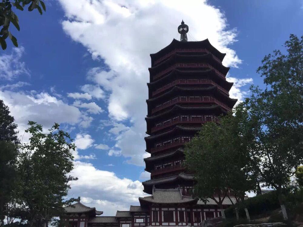          园博园标志景观永定塔下