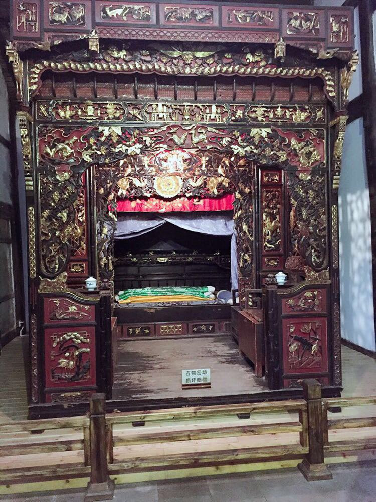 这是古代大户人家主人才能睡的三进雕花大床