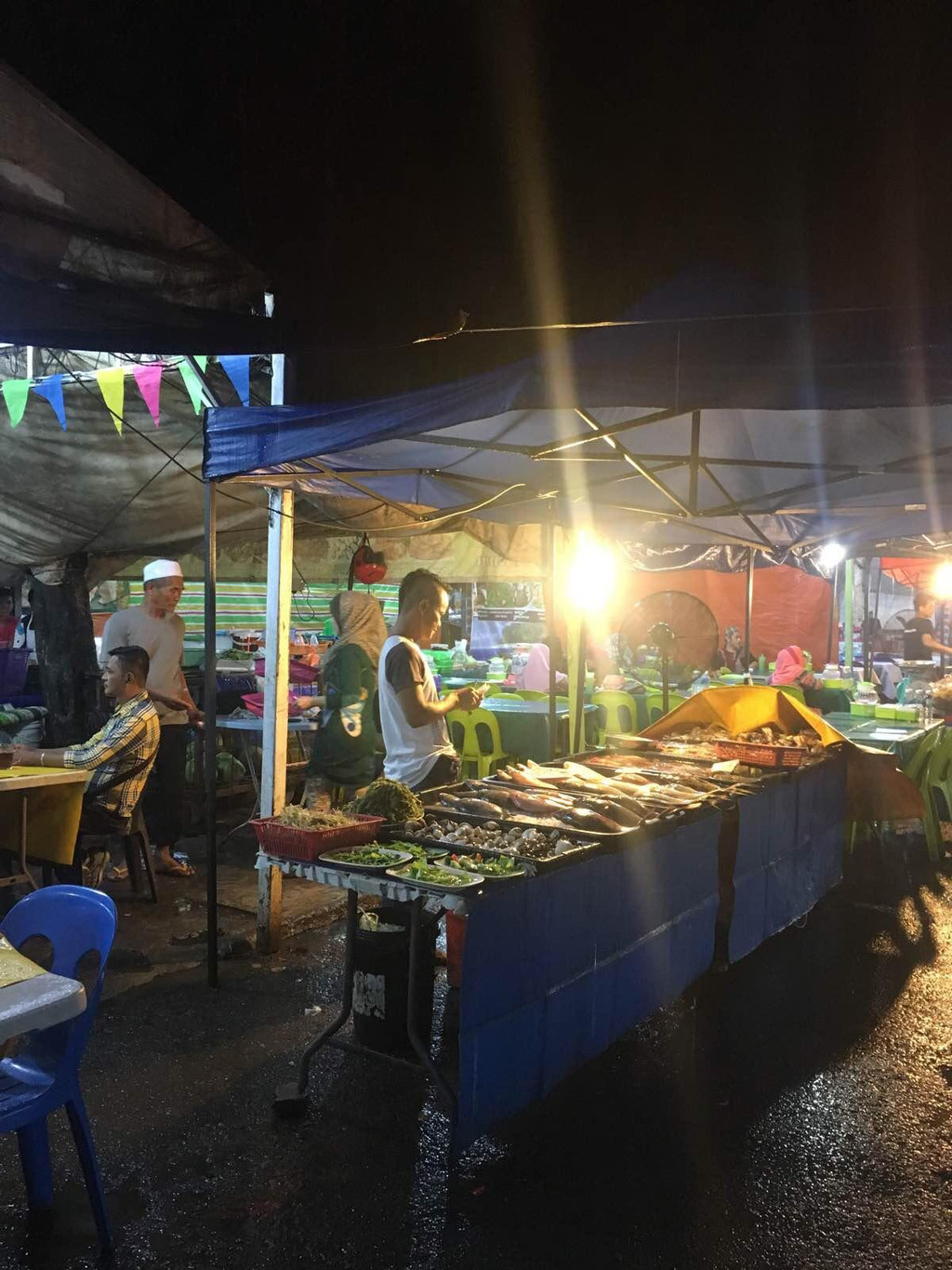  吃罷上半場,繼續逛至海鮮夜市